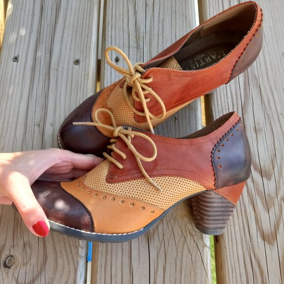 NWOT L'Artiste Vintage Inspired Leather Spectator Wingtip Short Heel Booties - Picture 8 of 10